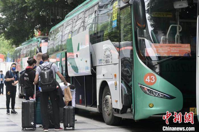 据悉，在影片中古天乐饰演的嫌犯在逃避警方追捕时，偶遇宣萱饰演的女房东JOY丁喜悦，两人在片中会有什么样的情感展开？一直被誉为;敢拍，大胆的邱礼涛导演这次将视角再度触碰到社会记者的群体中，从导演曾经执导的作品看，可以说是非常沉迷于这类题材